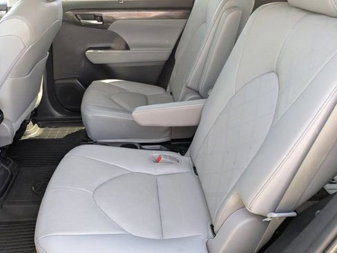 Used 2023 Toyota Highlander Platinum FWD image 14