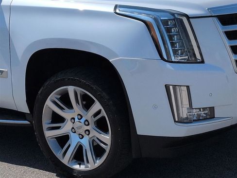 Used 2017 Cadillac Escalade Luxury image 9