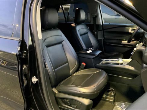 Used 2023 Ford Explorer XLT w/ Equipment Group 202A image 8