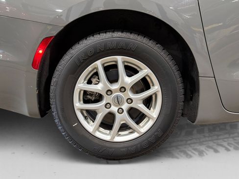 Used 2023 Chrysler Pacifica Touring-L image 52