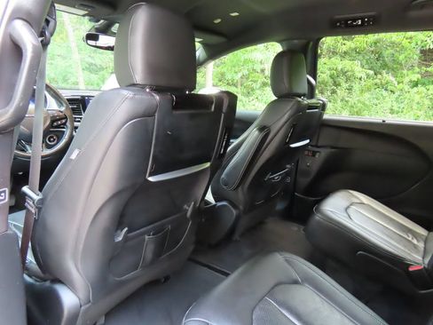 Used 2020 Chrysler Pacifica Touring-L Plus FWD image 29