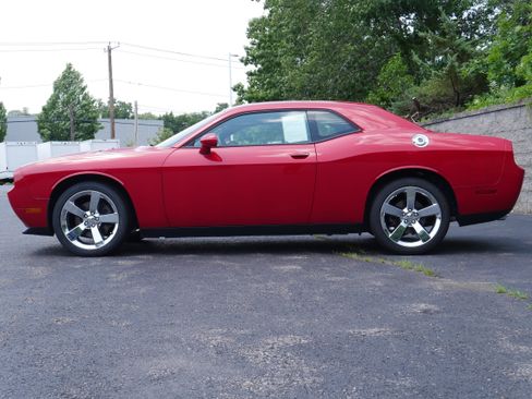 Used 2011 Dodge Challenger RWD image 3