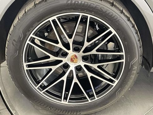 Certified 2025 Porsche Cayenne AWD/4WD image 13