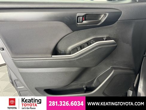 Used 2025 Toyota Highlander LE FWD image 11