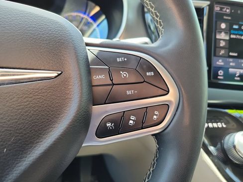 Used 2023 Chrysler Pacifica Touring-L FWD image 23