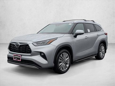 New 2025 Toyota Highlander Platinum image 4