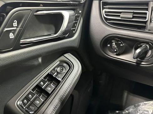 Used 2024 Porsche Macan AWD/4WD image 15