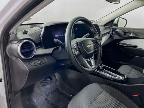 Used 2025 Chevrolet Trax LT w/ LT Convenience Package image 9