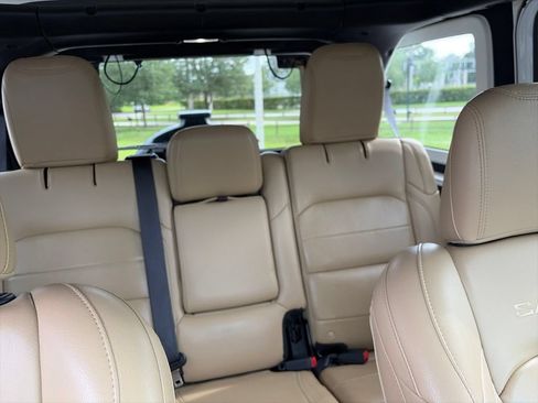 Used 2018 Jeep Wrangler Unlimited Sahara w/ Dual Top Group AWD/4WD image 13