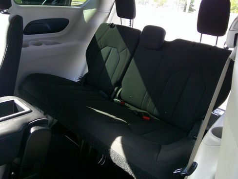 Used 2017 Chrysler Pacifica LX FWD image 45