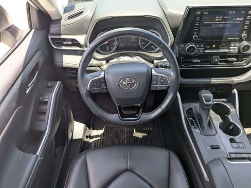 Used 2021 Toyota Highlander XLE FWD image 15