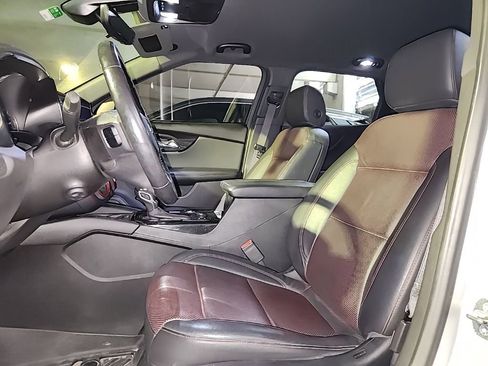 Used 2019 Chevrolet Blazer RS FWD image 2