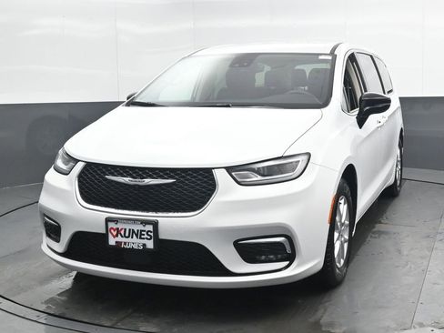 Used 2024 Chrysler Pacifica Touring-L FWD image 6
