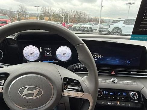 Used 2025 Hyundai Elantra SEL image 17