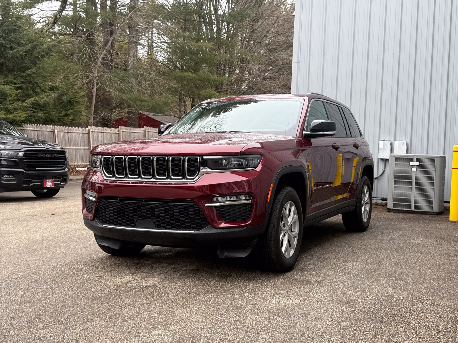 Used 2024 Jeep Grand Cherokee Limited AWD/4WD image 3