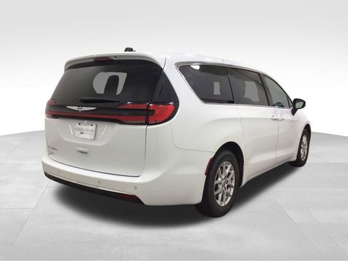 Used 2023 Chrysler Pacifica Touring-L FWD image 4