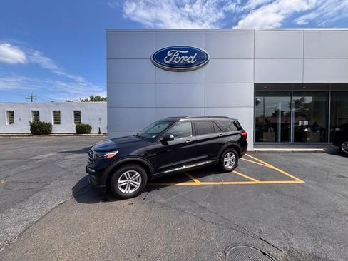 Used 2022 Ford Explorer XLT w/ Equipment Group 202A image 2