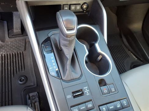 Used 2020 Toyota Highlander XLE image 34