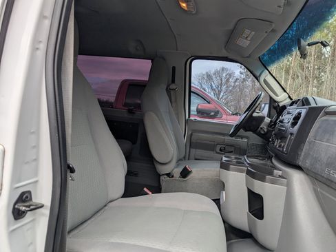 Used 2011 Ford E-350 and Econoline 350 XLT image 12