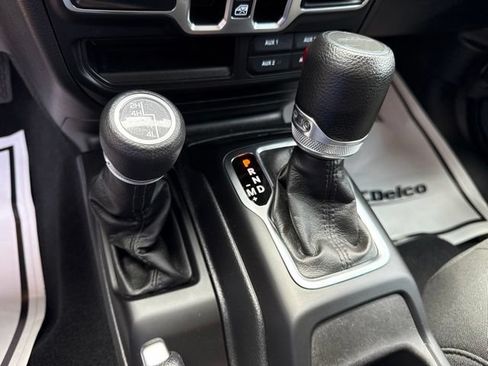 Used 2023 Jeep Gladiator Sport AWD/4WD image 11