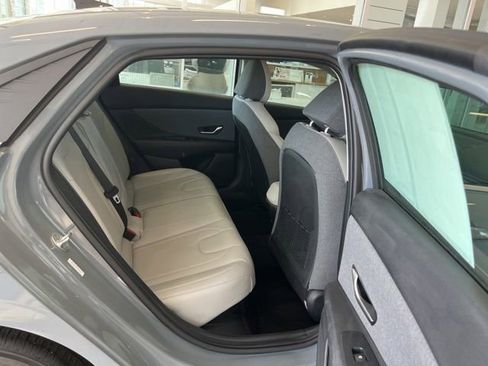 Used 2023 Hyundai Elantra Limited image 32