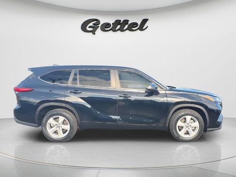 Used 2023 Toyota Highlander L FWD image 4