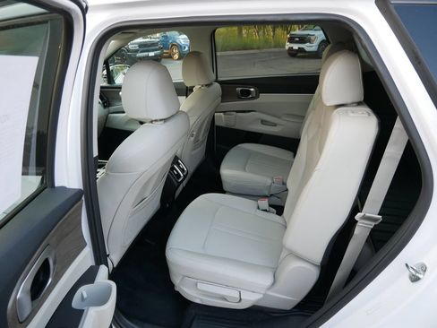 Used 2022 Kia Sorento EX w/ Panoramic Sunroof Package FWD image 11