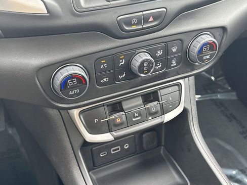 Used 2023 GMC Terrain SLE w/ Driver Convenience Package image 27