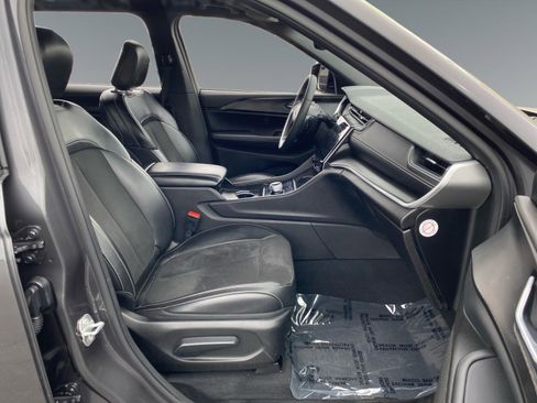 Used 2024 Jeep Grand Cherokee L Laredo image 15