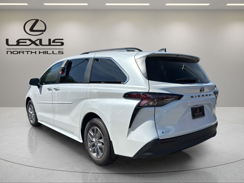 Used 2026 Toyota Sienna XLE FWD image 8