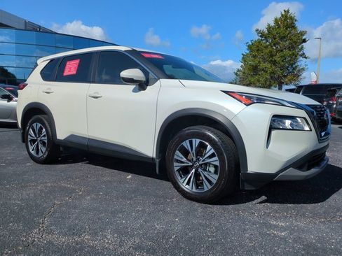 Used 2023 Nissan Rogue SV image 3