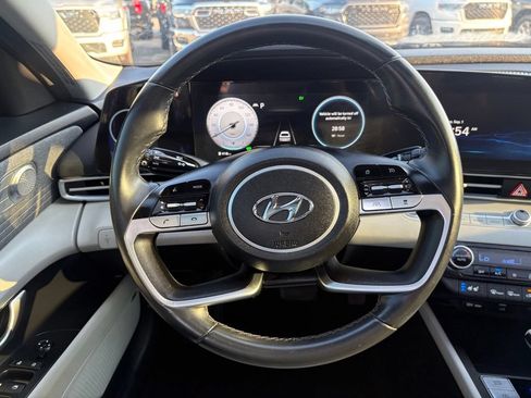 Used 2023 Hyundai Elantra Limited FWD image 17