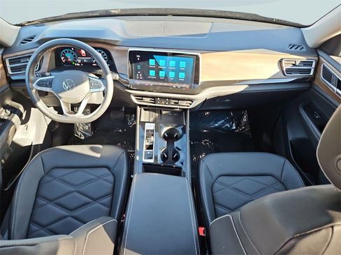 Used 2025 Volkswagen Atlas SE image 21