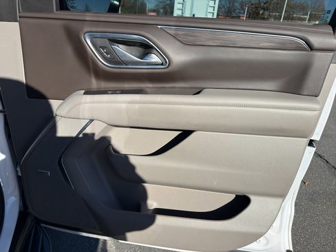 Used 2022 Chevrolet Suburban LT w/ Luxury Package image 35