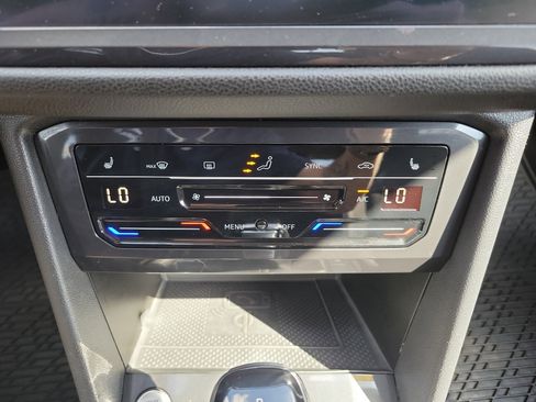 Used 2022 Volkswagen Tiguan SE image 34