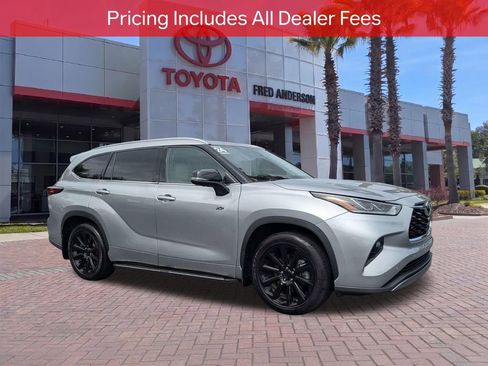 Used 2024 Toyota Highlander Platinum FWD image 1