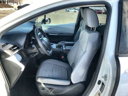 Used 2025 Toyota Sienna LE image 11