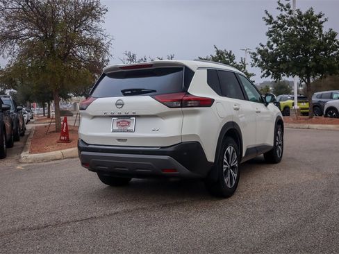 Used 2022 Nissan Rogue SV w/ SV Premium Package image 5
