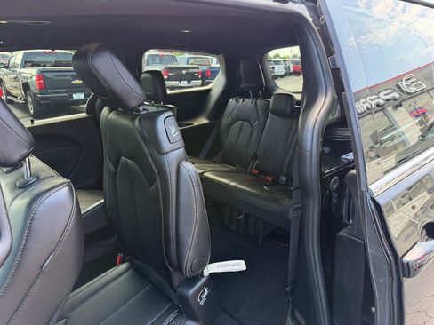Used 2025 Chrysler Pacifica Select FWD image 12