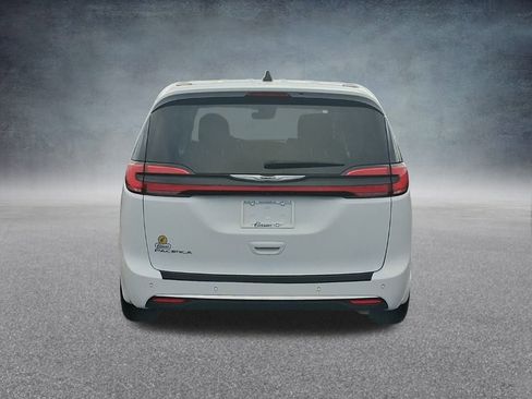 Used 2024 Chrysler Pacifica Touring-L FWD image 8