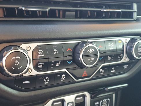 Used 2025 Jeep Wrangler Sahara image 24