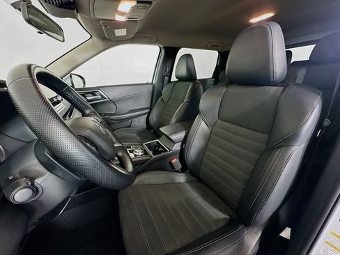 Used 2024 Mitsubishi Outlander SE image 13