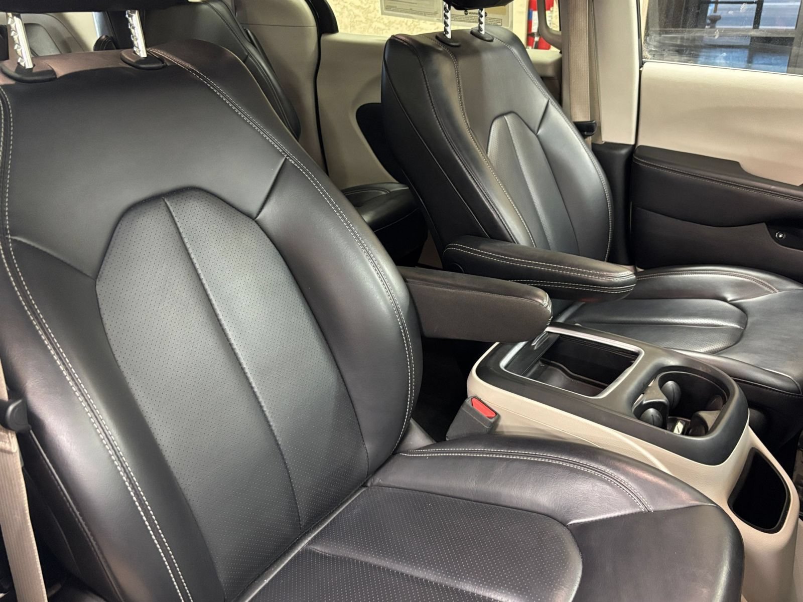Used 2023 Chrysler Pacifica Touring-L FWD image 38