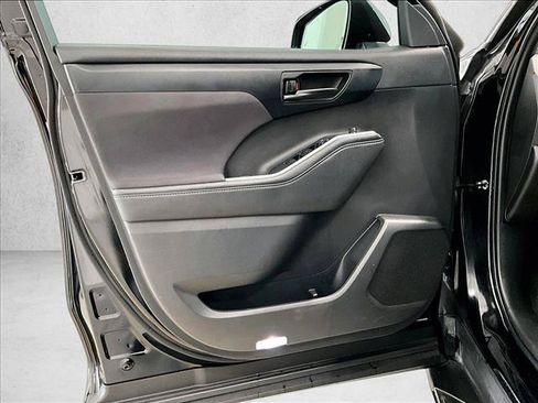 Used 2022 Toyota Highlander LE FWD image 18