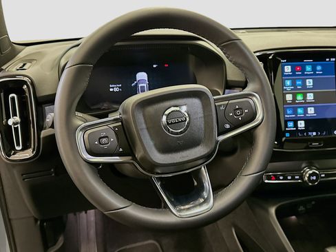 Used 2023 Volvo XC40 Recharge Plus image 18