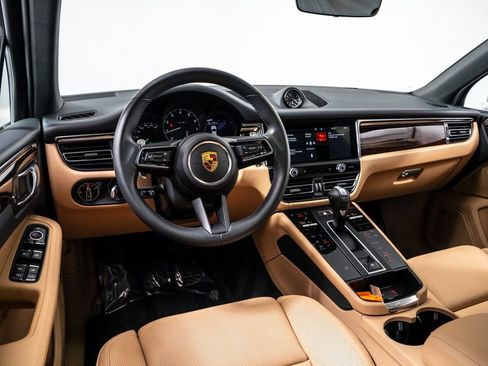 Certified 2025 Porsche Macan AWD/4WD image 4
