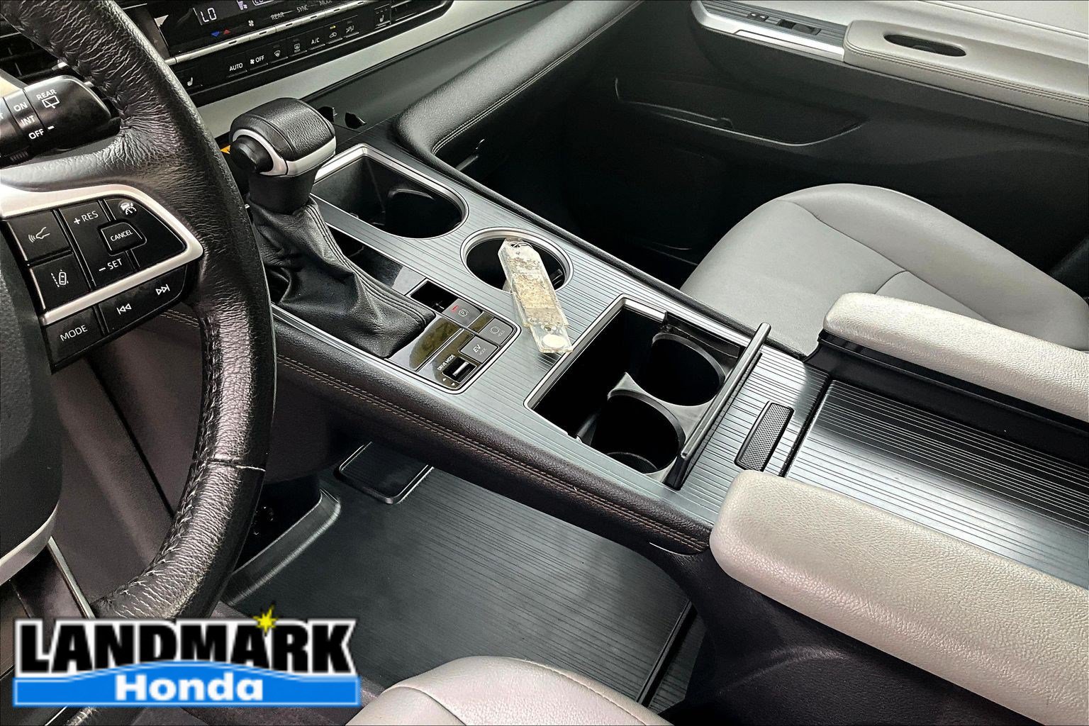 Used 2025 Toyota Sienna XLE FWD image 14