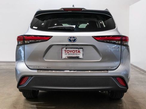 Used 2021 Toyota Highlander XLE AWD/4WD image 8