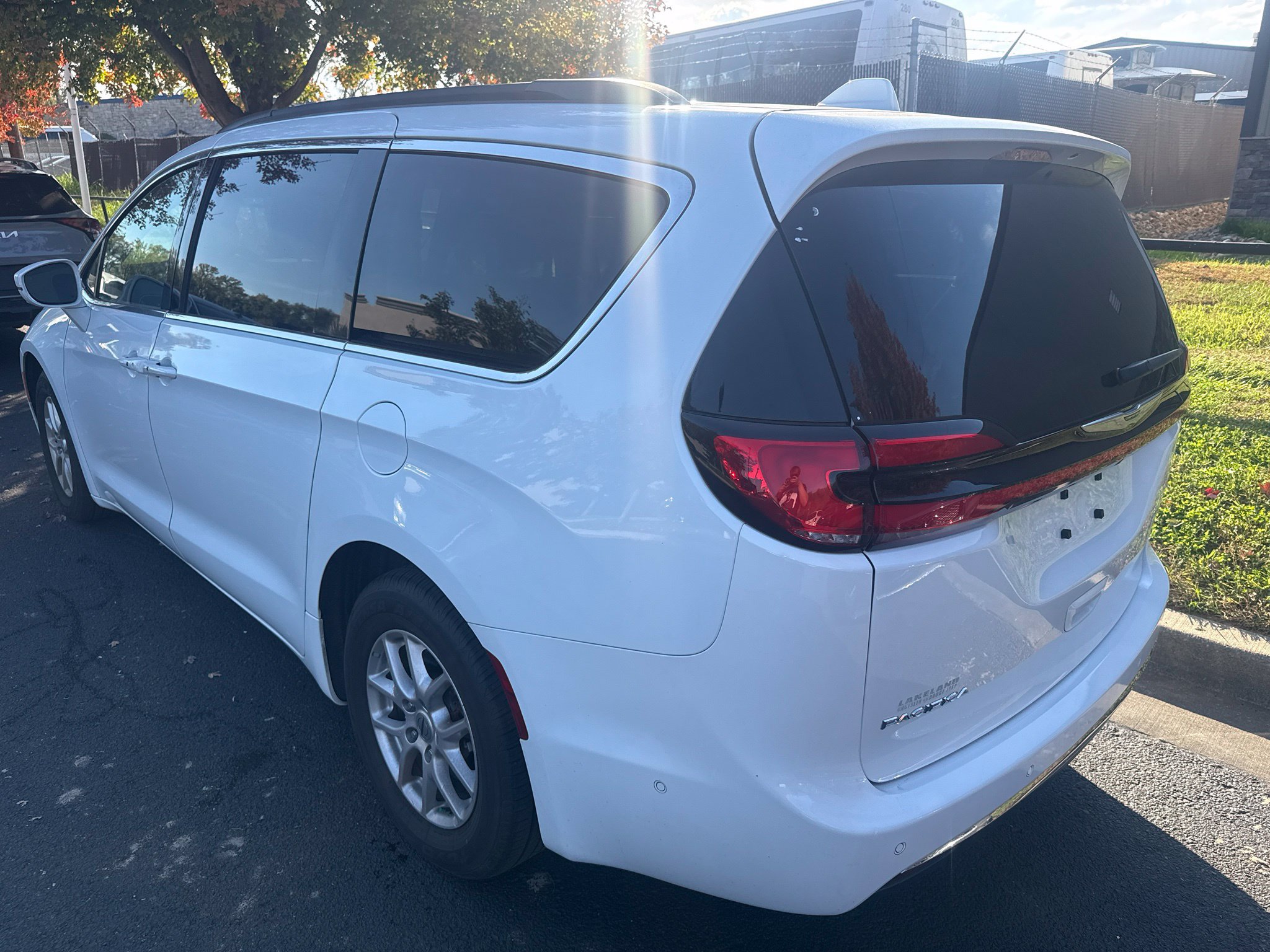 Used 2022 Chrysler Pacifica Touring-L w/ Uconnect Theater Family Group FWD image 7