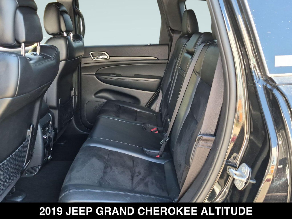 Used 2019 Jeep Grand Cherokee Altitude RWD image 17